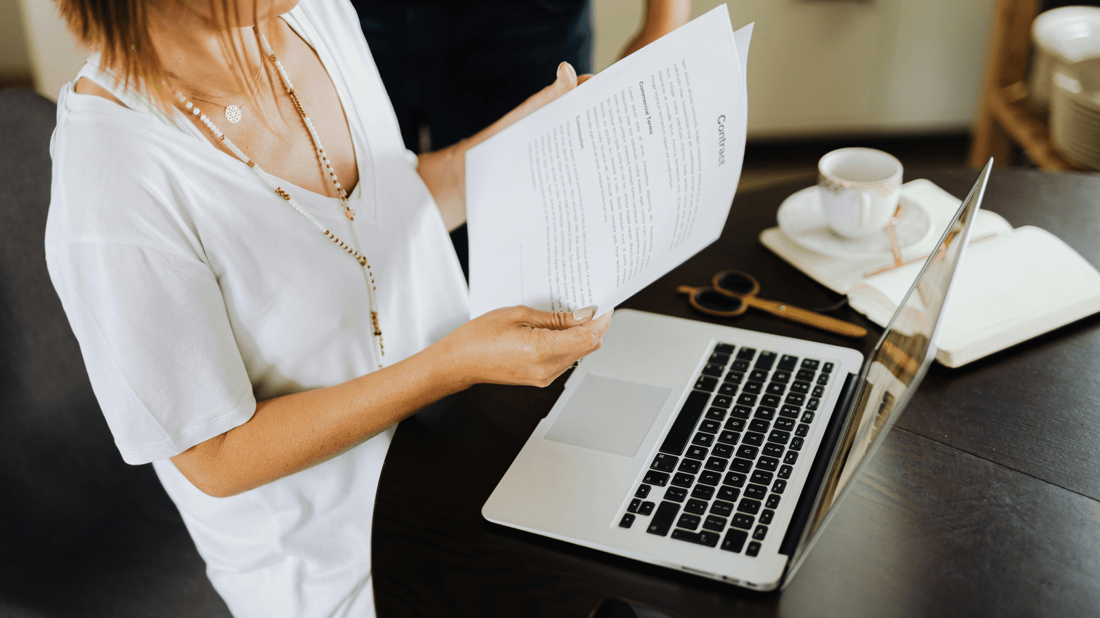 Contrato de Prestação de Serviços de Transporte de Cargas: As 5 Cláusulas que Blindam sua Operação na Alta Temporada